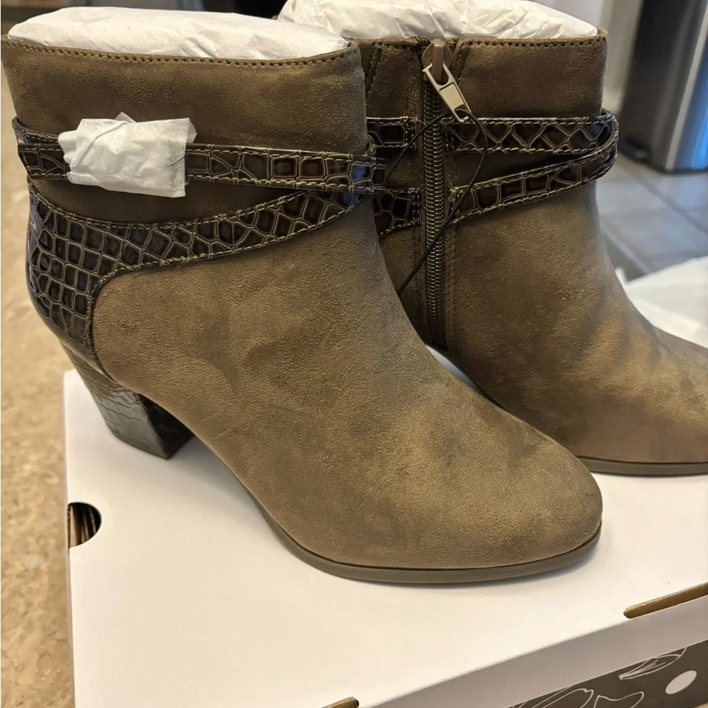 NIB Croc Booties Tan Animal Tan Ankle Boots Size 7 Wide Combat Shoes Festival